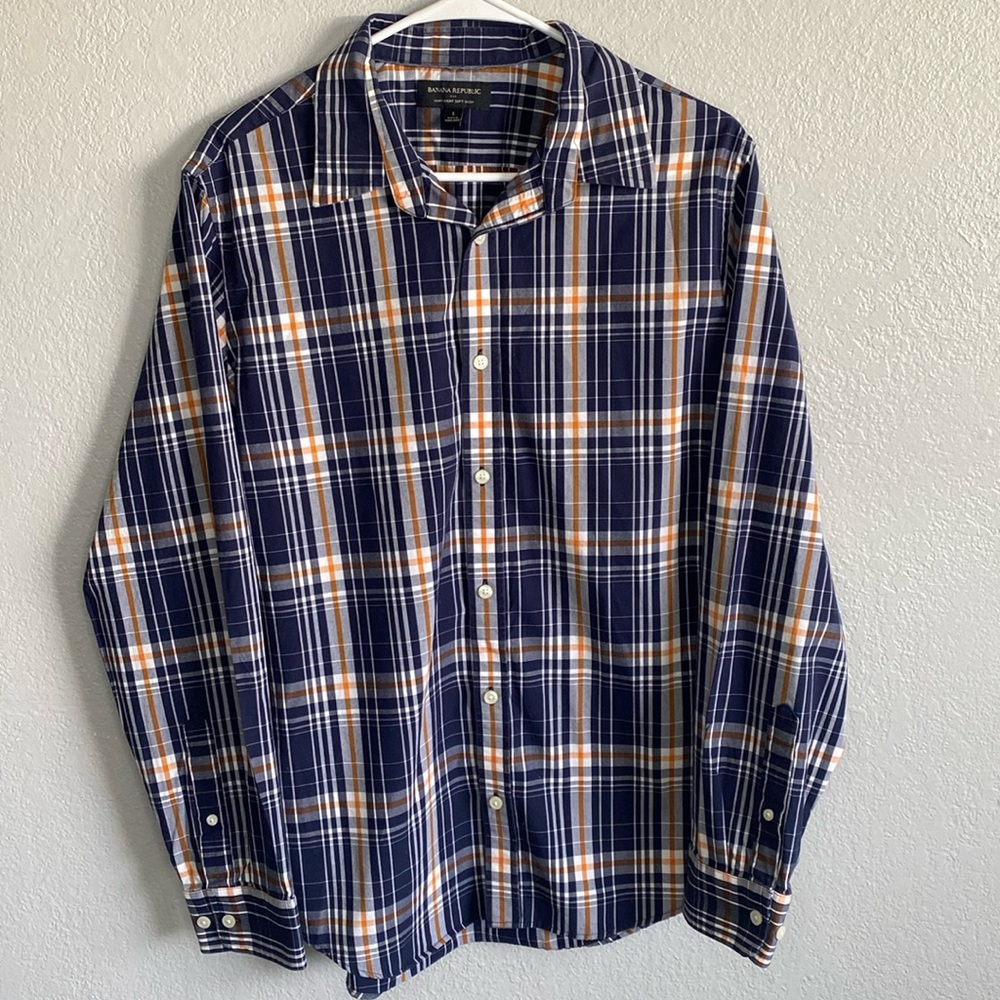 Banana Republic men’s button-down dress shirt